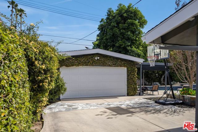 4910 Abbeyville Avenue, Woodland Hills (los Angeles), CA 91364