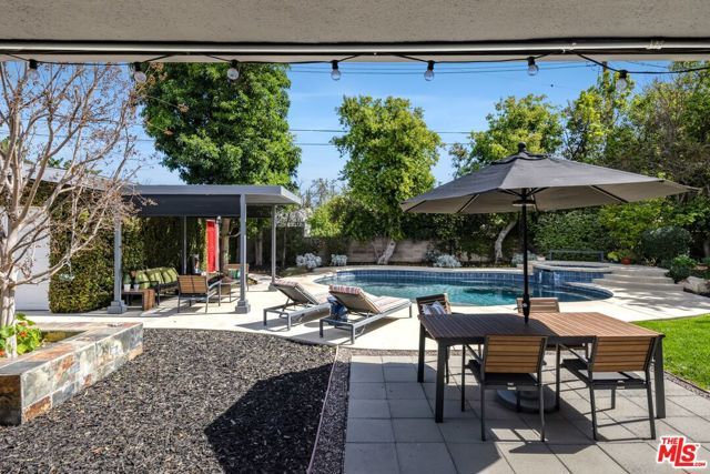 4910 Abbeyville Avenue, Woodland Hills (los Angeles), CA 91364