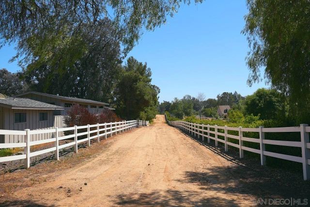 11 Country Glen Rd, Fallbrook, CA 92028