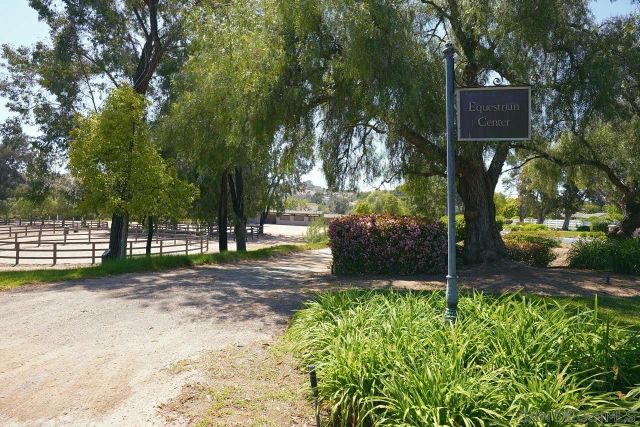 11 Country Glen Rd, Fallbrook, CA 92028