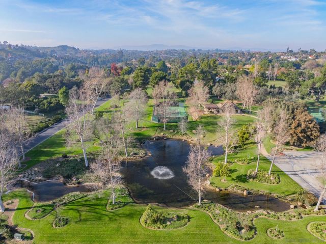 11 Country Glen Rd, Fallbrook, CA 92028