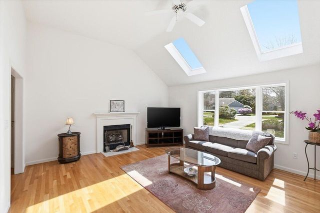 10 Skipjack Lane, Hyannis, MA 02601