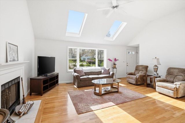 10 Skipjack Lane, Hyannis, MA 02601