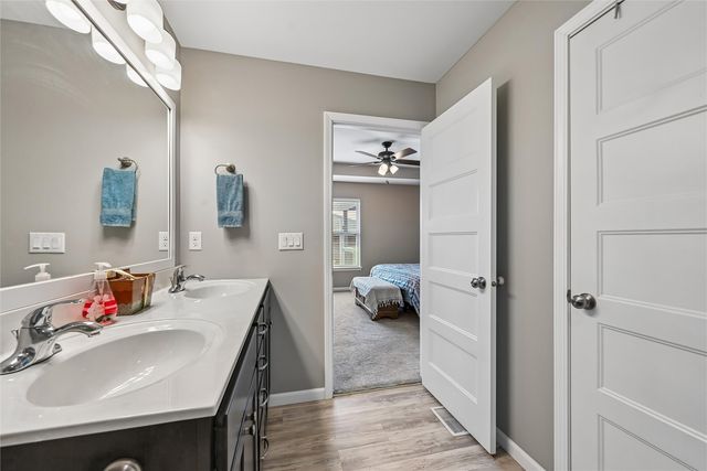 1395 Applewood Drive, Fairfax, IA 52228