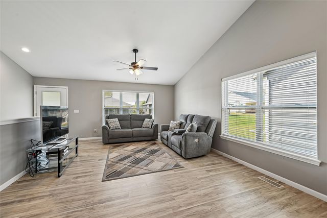 1395 Applewood Drive, Fairfax, IA 52228