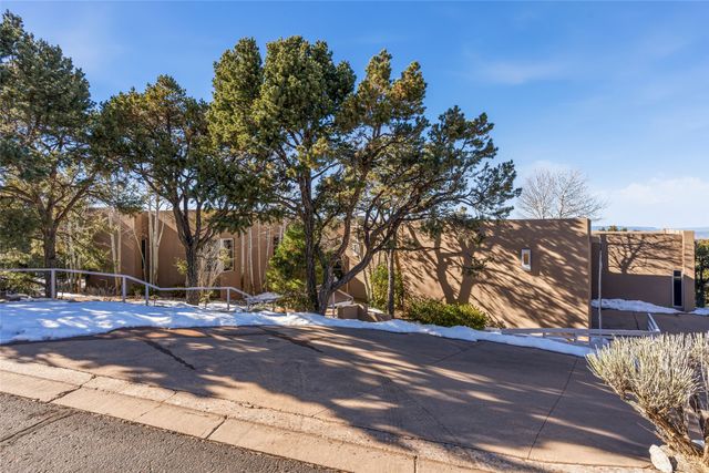 1135 S Summit Drive, Santa Fe, NM 87501