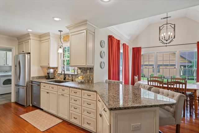 2211 WICKERSHAM LN, Germantown, TN 38139