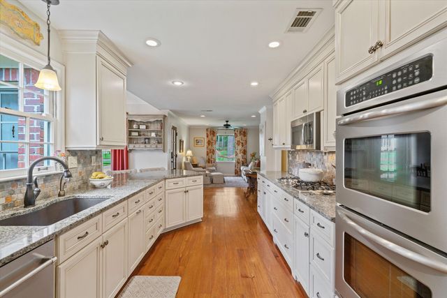 2211 WICKERSHAM LN, Germantown, TN 38139