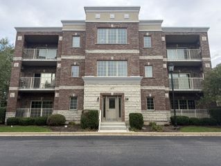 403 Pierce Road 302, Itasca, IL 60143