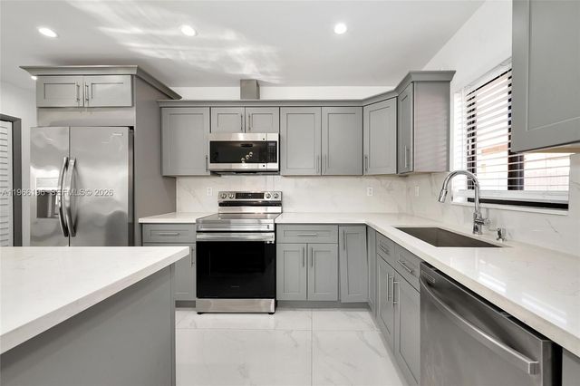 2221 Charleston St, Hollywood, FL 33020