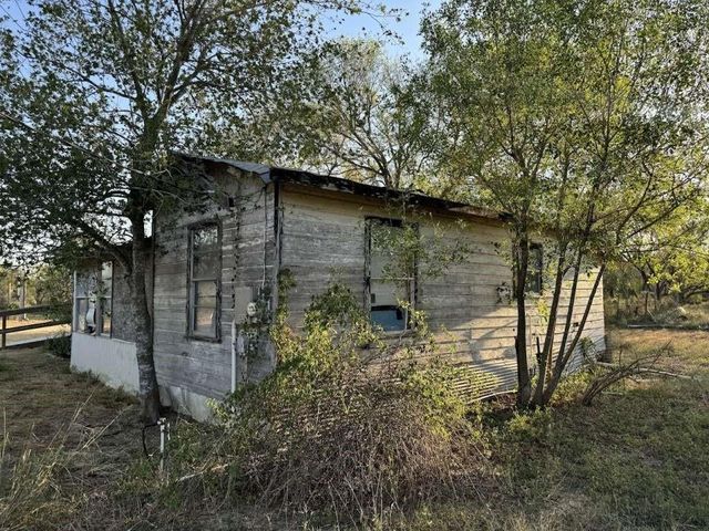 108 J Avenue, Christine, TX 78012