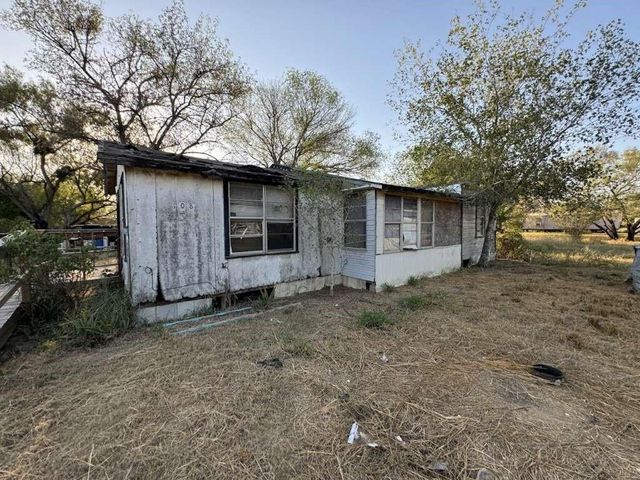 108 J Avenue, Christine, TX 78012