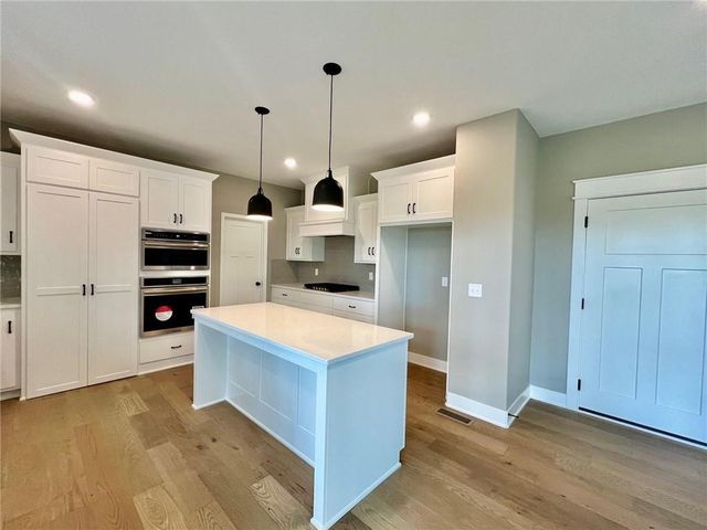 520 Skyview Lane, Liberty, MO 64068