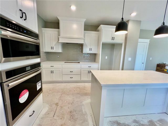 520 Skyview Lane, Liberty, MO 64068