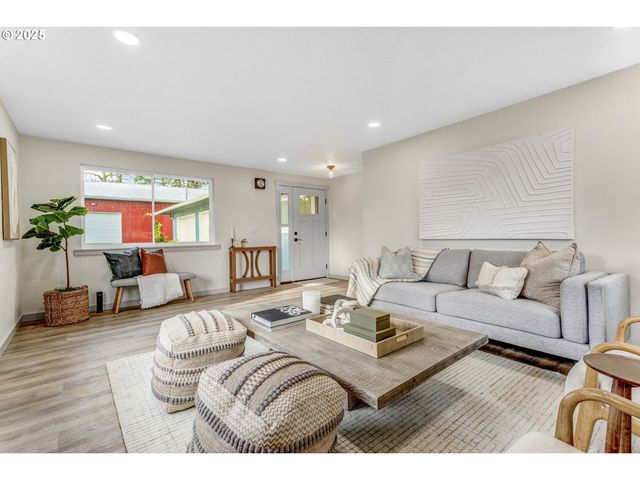 18515 S FISCHERS MILL Rd, Oregon City, OR 97045