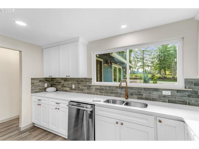 18515 S FISCHERS MILL Rd, Oregon City, OR 97045