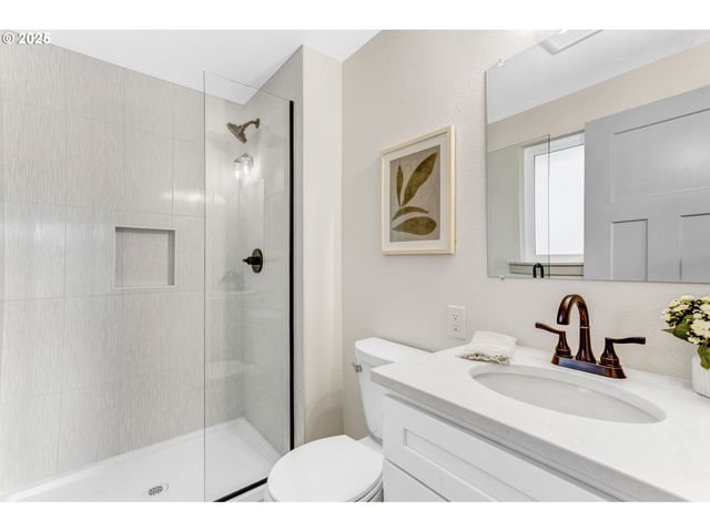 18515 S FISCHERS MILL Rd, Oregon City, OR 97045