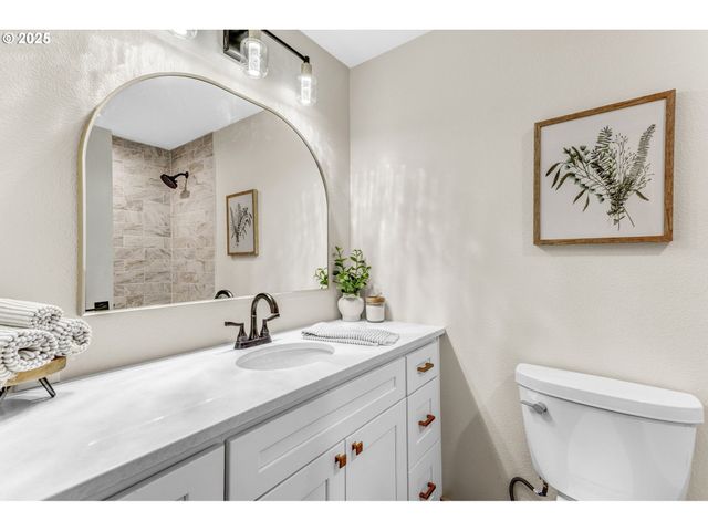 18515 S FISCHERS MILL Rd, Oregon City, OR 97045