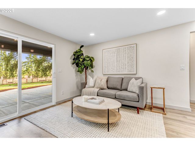 18515 S FISCHERS MILL Rd, Oregon City, OR 97045