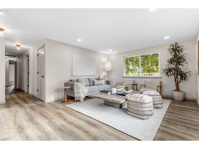 18515 S FISCHERS MILL Rd, Oregon City, OR 97045