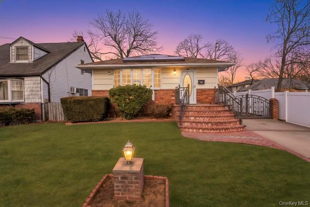 488 Pershing Blvd, Rockville Centre, NY 11570