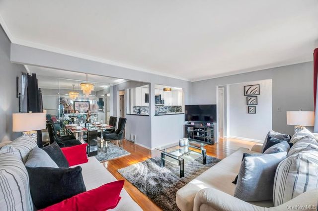 488 Pershing Blvd, Rockville Centre, NY 11570