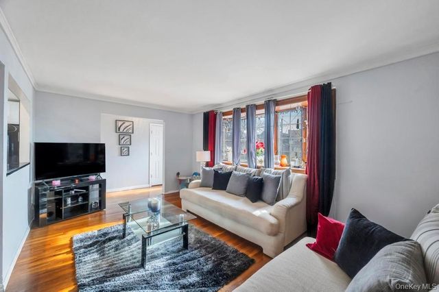 488 Pershing Blvd, Rockville Centre, NY 11570