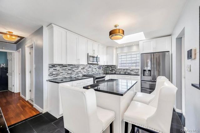 488 Pershing Blvd, Rockville Centre, NY 11570