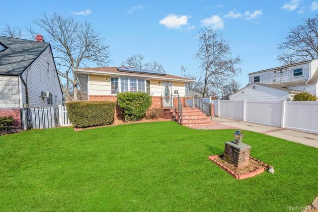 488 Pershing Blvd, Rockville Centre, NY 11570