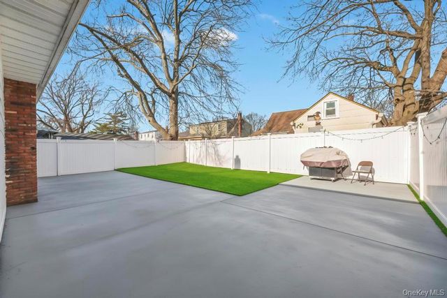 488 Pershing Blvd, Rockville Centre, NY 11570