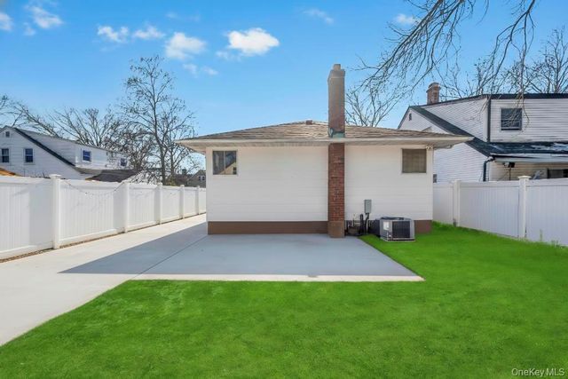 488 Pershing Blvd, Rockville Centre, NY 11570