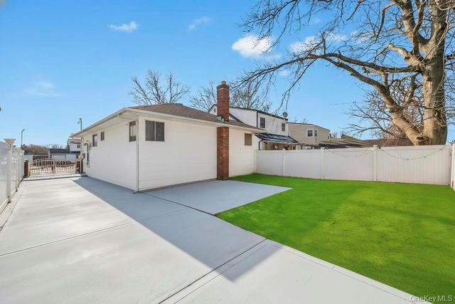 488 Pershing Blvd, Rockville Centre, NY 11570