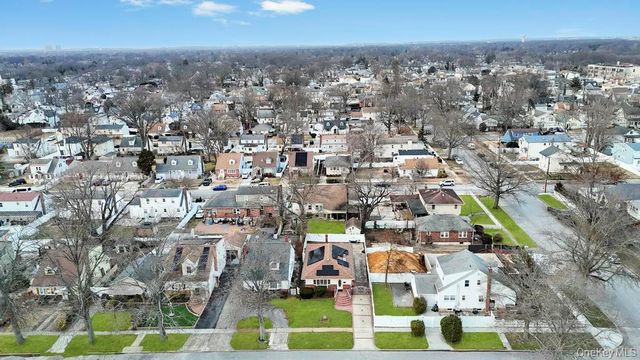 488 Pershing Blvd, Rockville Centre, NY 11570