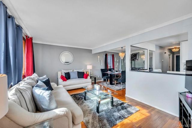 488 Pershing Blvd, Rockville Centre, NY 11570