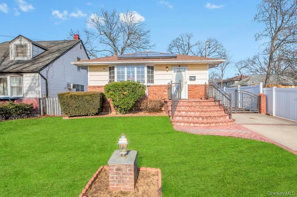 488 Pershing Blvd, Rockville Centre, NY 11570