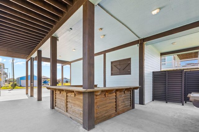 984 Crane Lane, Crystal Beach, TX 77650