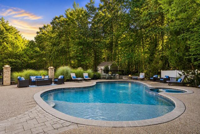 2 Rolling Woods Drive, Bedford, NH 03110