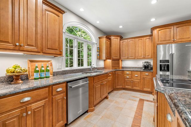 2 Rolling Woods Drive, Bedford, NH 03110