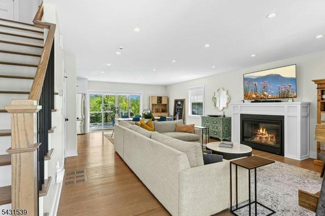 18 University Ave, Chatham Boro, NJ 07928