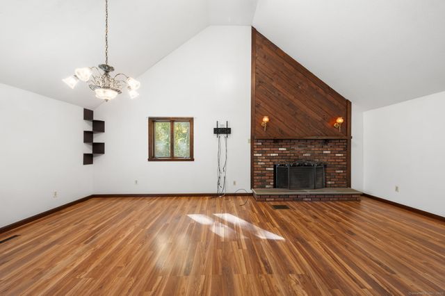 421 Kitemaug Road, Montville, CT 06382