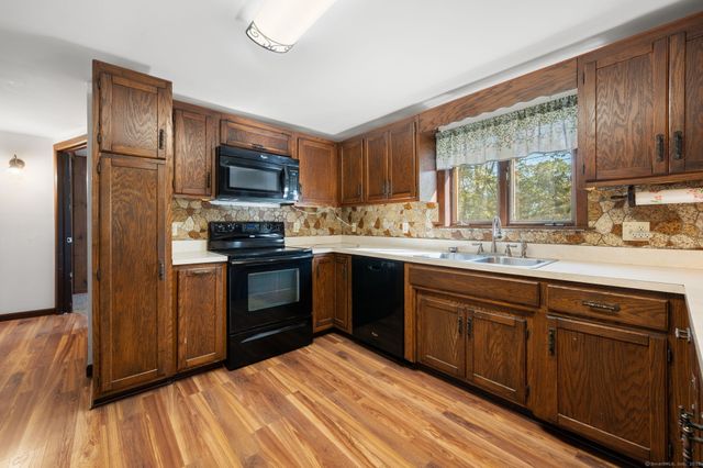 421 Kitemaug Road, Montville, CT 06382