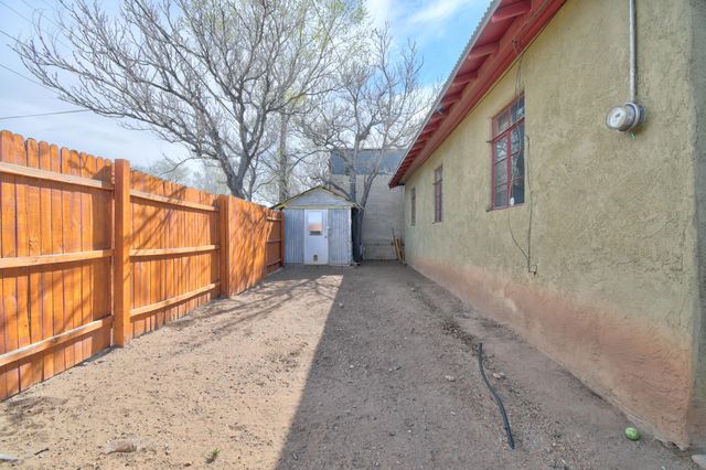 1208 Granite Avenue NW, Albuquerque, NM 87102