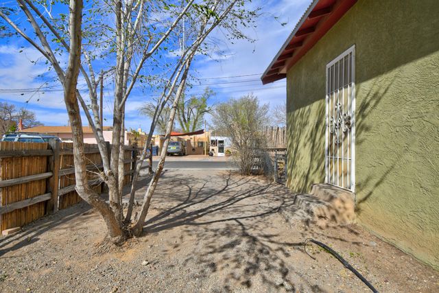 1208 Granite Avenue NW, Albuquerque, NM 87102