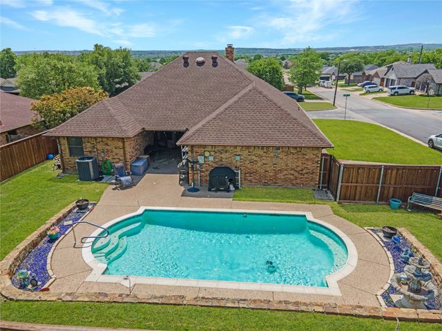 620 Linda Drive, Burleson, TX 76028