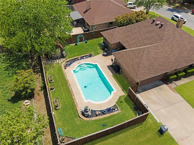 620 Linda Drive, Burleson, TX 76028