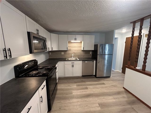 3101 Camberly Dr, Hampton, PA 15044