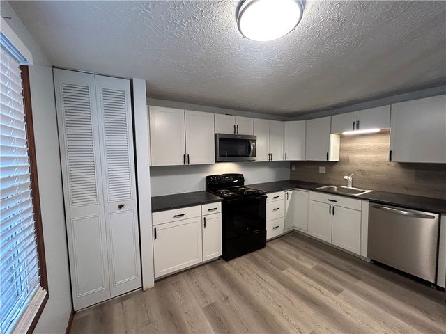 3101 Camberly Dr, Hampton, PA 15044