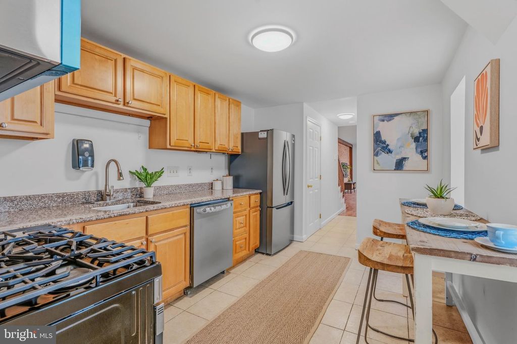 Image 10 of property listing at 1824 E LOMBARD ST, Baltimore, MD 21231