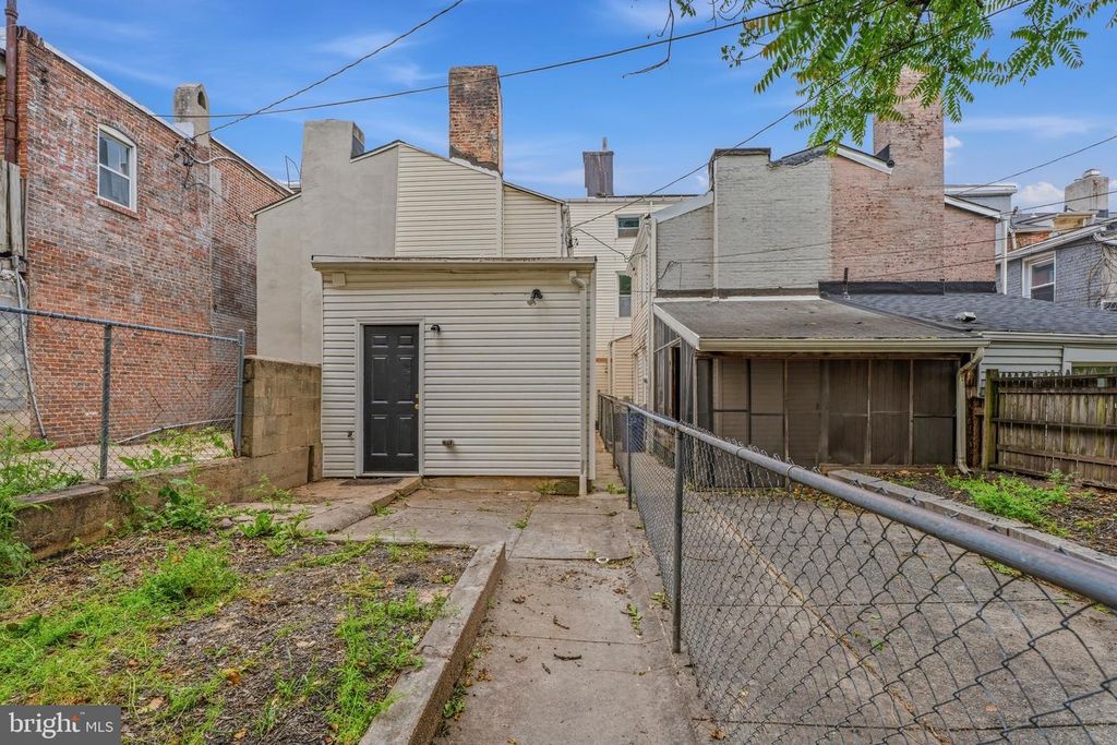 Image 13 of property listing at 1824 E LOMBARD ST, Baltimore, MD 21231