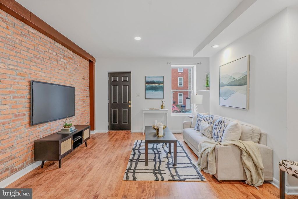 Image 4 of property listing at 1824 E LOMBARD ST, Baltimore, MD 21231